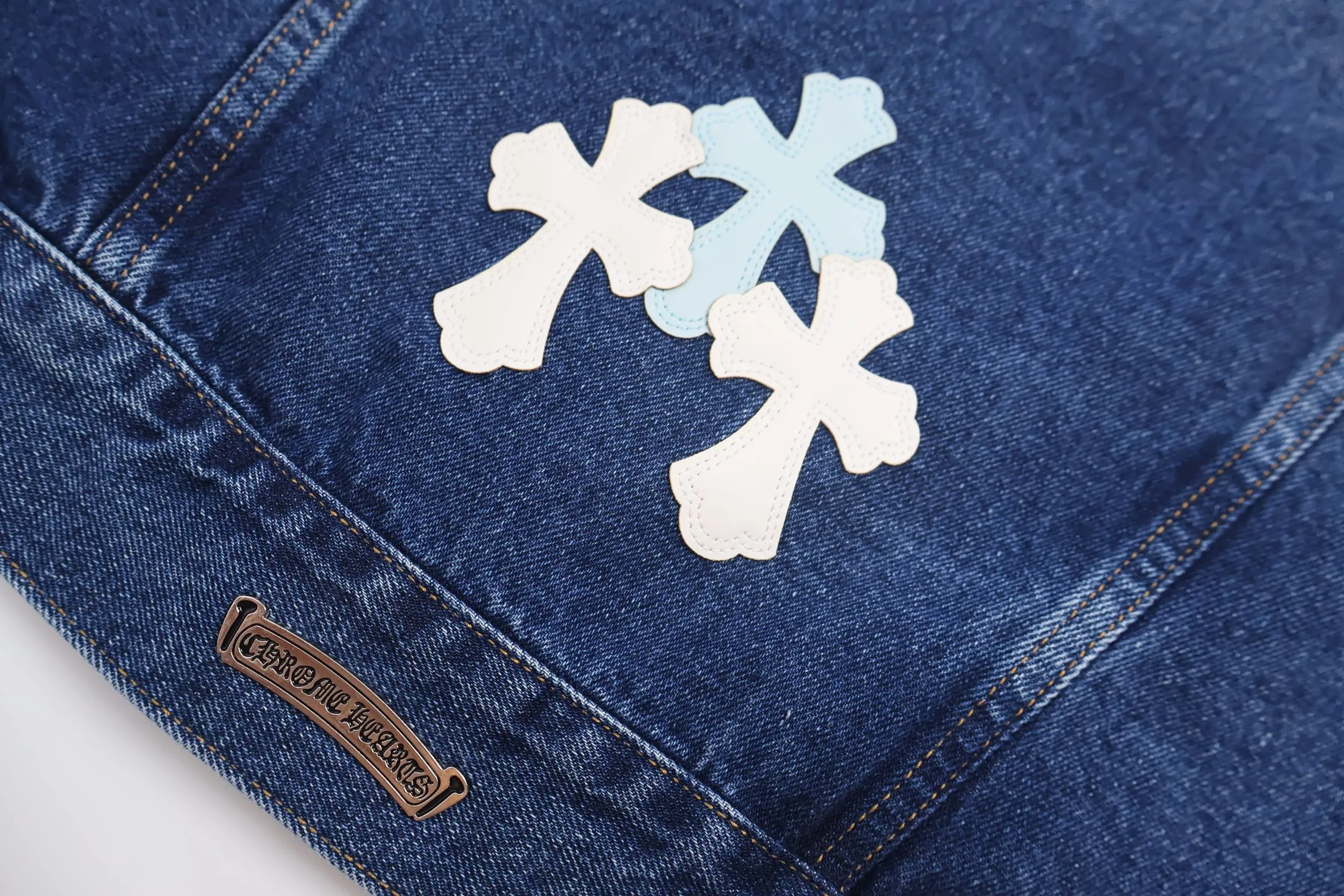 🅿️810 [Exclusive supply] CH Crow Heart Sleeve Cross-Flat Denim Jacket This denim jacket takes the brand's iconic cross element as its core, and stages a wonderful dialogue between hardcore aesthetics and street fashion on retro distressed denim fabric. Design details: the visual fantasy of Gothic symbols, the multi-dimensional expression of the cross totem: the red and white contrasting cross patches are staggered on the chest and back, making the brand more recognizable; the hollow cross pattern leather splicing on the sleeves combines the mystery of religious symbols with the punk-style deconstructed design. Every detail tells the dark aesthetics of Crowe's heart. Retro distressing with denim texture: Selected denim fabrics are treated with distressing techniques to show natural fading and texture, which not only retains the retro accent of denim items, but also adds a casual sense to the overall look. The ingenuity of hardware and tailoring: the metal buttons and hardware all have Croxin's iconic pattern, which shines with exquisite luster under the refraction of light; the neat tailoring of the classic denim jacket is suitable for a variety of wearing scenarios, and can create a strong personal style whether it is layered or worn alone. Croxin's denim jacket is not only a piece of clothing, but also a style badge that highlights unique aesthetics and rebellious attitude. For those who pursue individuality, they can leave their own hardcore mark in the fashion field. Size:S-M-L-XL